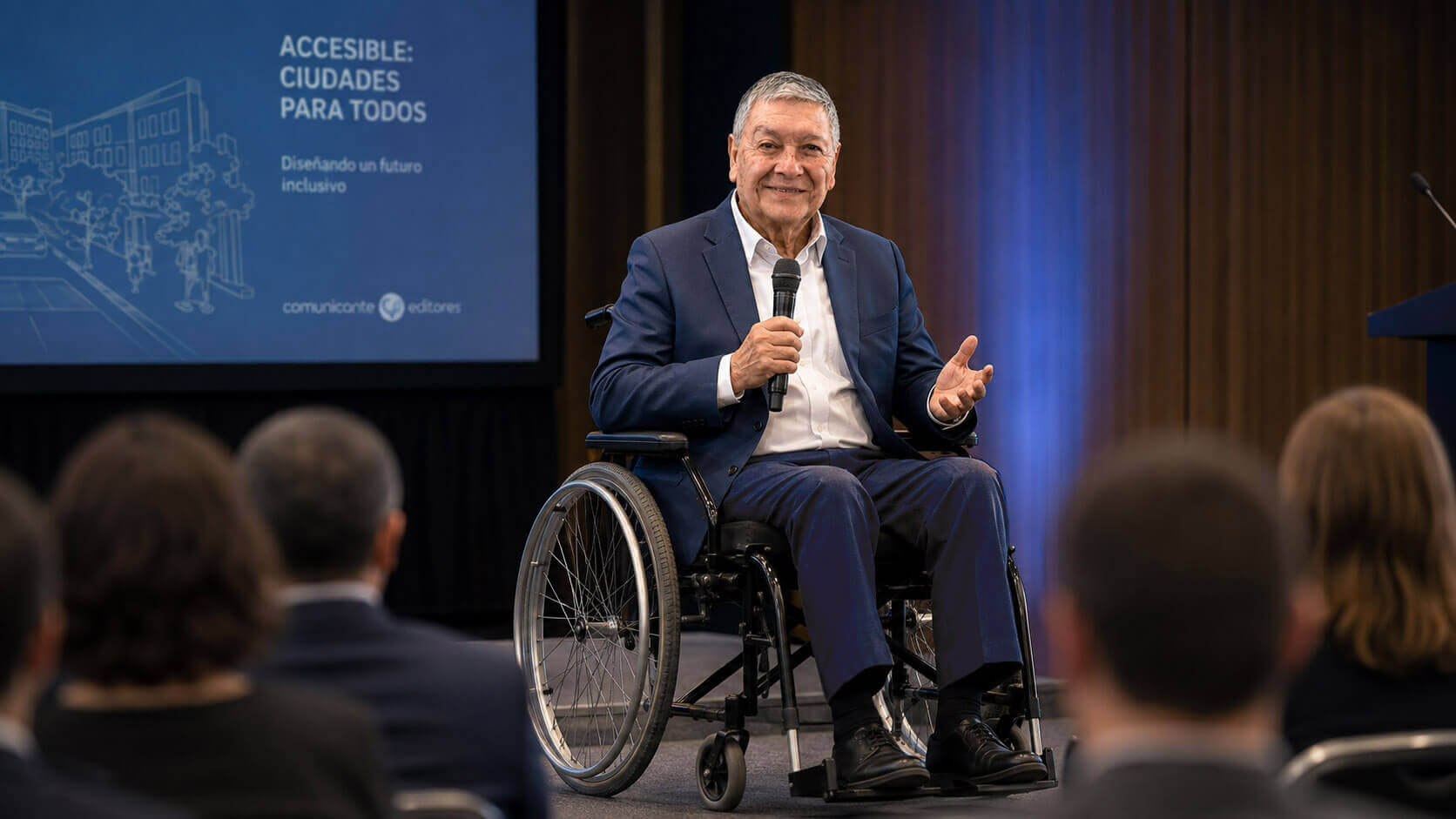Jaime Huerta Peralta dando una conferencia sobre innovación, accesibilidad y diseño universal ante una audiencia.